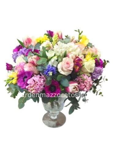 Bouquet con fiori assortiti toni chiari