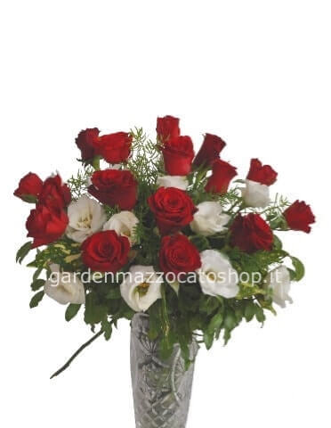 Bouquet di rose rosse e fiori bianchi.